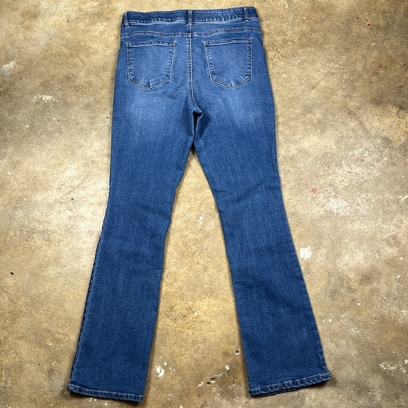 Jones New York Straight Leg Jean with banded waist
Size: 12 - Picture 2 of 7